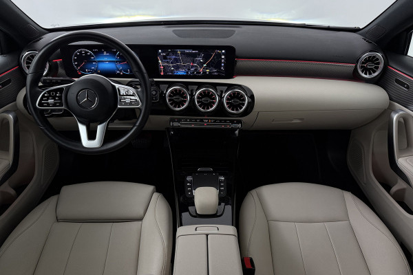 Mercedes-Benz A-Klasse 180 Business Solution Luxury (STOELVERWARMING, SFEERVERLICHTING, NAVIGATIE, CAMERA, PARKEERSENSOREN)