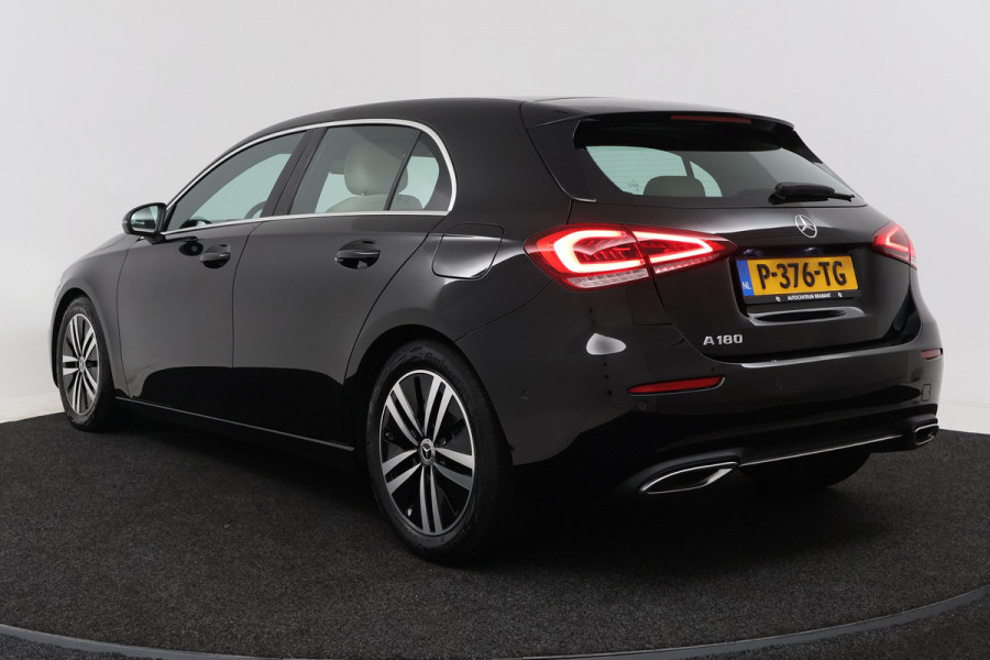 Mercedes-Benz A-Klasse 180 Business Solution Luxury (STOELVERWARMING, SFEERVERLICHTING, NAVIGATIE, CAMERA, PARKEERSENSOREN)