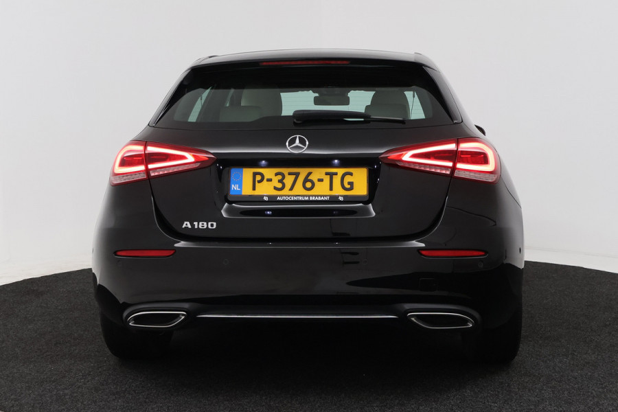 Mercedes-Benz A-Klasse 180 Business Solution Luxury (STOELVERWARMING, SFEERVERLICHTING, NAVIGATIE, CAMERA, PARKEERSENSOREN)