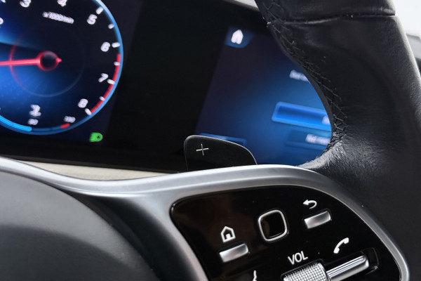 Mercedes-Benz A-Klasse 180 Business Solution Luxury (STOELVERWARMING, SFEERVERLICHTING, NAVIGATIE, CAMERA, PARKEERSENSOREN)
