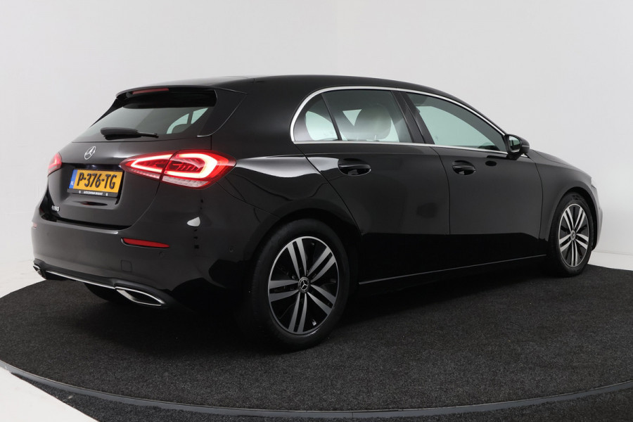 Mercedes-Benz A-Klasse 180 Business Solution Luxury (STOELVERWARMING, SFEERVERLICHTING, NAVIGATIE, CAMERA, PARKEERSENSOREN)