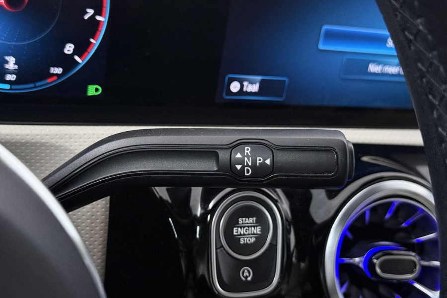 Mercedes-Benz A-Klasse 180 Business Solution Luxury (STOELVERWARMING, SFEERVERLICHTING, NAVIGATIE, CAMERA, PARKEERSENSOREN)