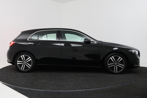 Mercedes-Benz A-Klasse 180 Business Solution Luxury (STOELVERWARMING, SFEERVERLICHTING, NAVIGATIE, CAMERA, PARKEERSENSOREN)