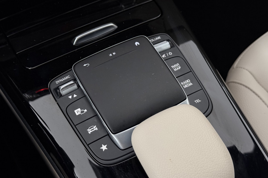 Mercedes-Benz A-Klasse 180 Business Solution Luxury (STOELVERWARMING, SFEERVERLICHTING, NAVIGATIE, CAMERA, PARKEERSENSOREN)
