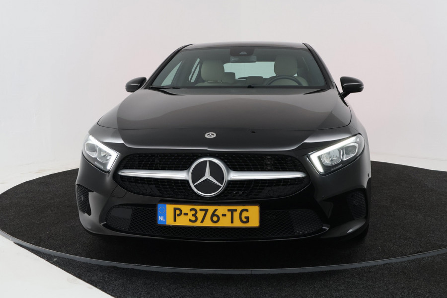 Mercedes-Benz A-Klasse 180 Business Solution Luxury (STOELVERWARMING, SFEERVERLICHTING, NAVIGATIE, CAMERA, PARKEERSENSOREN)