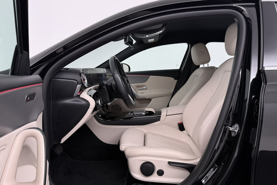 Mercedes-Benz A-Klasse 180 Business Solution Luxury (STOELVERWARMING, SFEERVERLICHTING, NAVIGATIE, CAMERA, PARKEERSENSOREN)