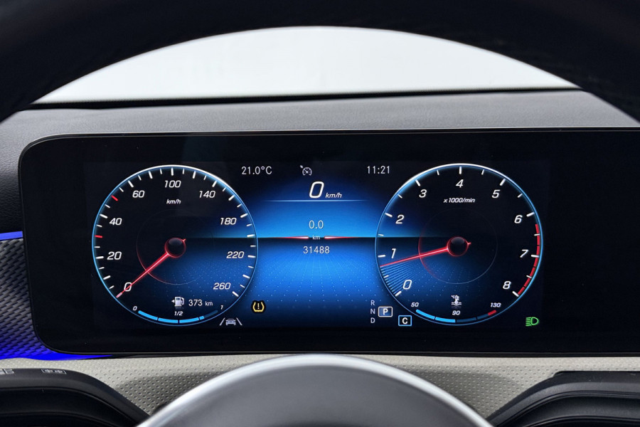 Mercedes-Benz A-Klasse 180 Business Solution Luxury (STOELVERWARMING, SFEERVERLICHTING, NAVIGATIE, CAMERA, PARKEERSENSOREN)