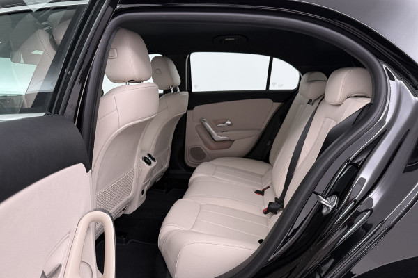 Mercedes-Benz A-Klasse 180 Business Solution Luxury (STOELVERWARMING, SFEERVERLICHTING, NAVIGATIE, CAMERA, PARKEERSENSOREN)