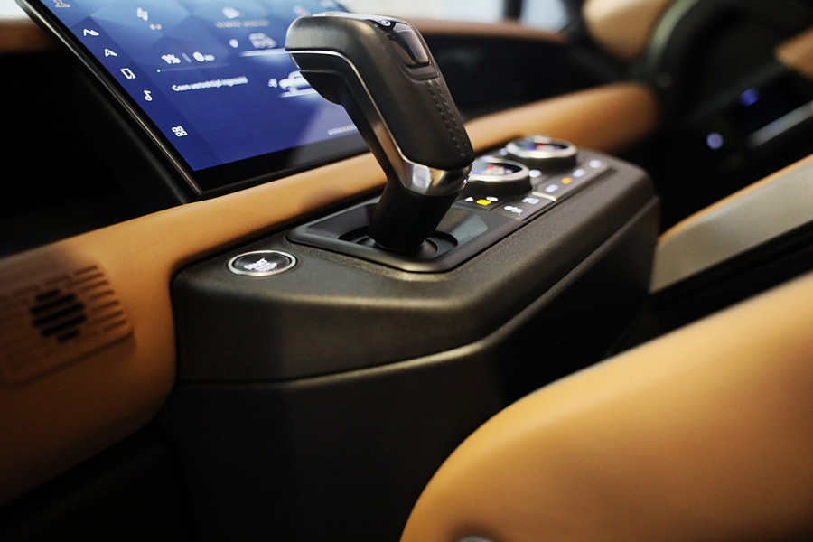 Land Rover Defender 110 2.0 P300e 110 X-Dynamic HSE / Head Up / Memory / Elek Stoelen / Acc / Lane Assist / 360 Camera / Open Pano