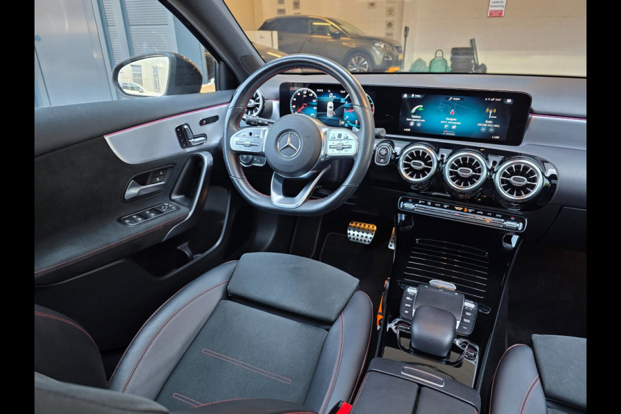 Mercedes-Benz A-Klasse NAP !! / PANO / SFEER / BURMESTER / KEYLESS / CARPLAY / CAMERA / MEMORY / ALCANTARA / FLIPPERS / 19 INCH !