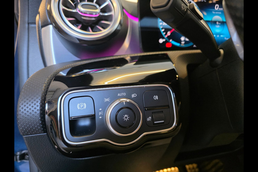 Mercedes-Benz A-Klasse NAP !! / PANO / SFEER / BURMESTER / KEYLESS / CARPLAY / CAMERA / MEMORY / ALCANTARA / FLIPPERS / 19 INCH !