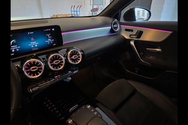 Mercedes-Benz A-Klasse NAP !! / PANO / SFEER / BURMESTER / KEYLESS / CARPLAY / CAMERA / MEMORY / ALCANTARA / FLIPPERS / 19 INCH !
