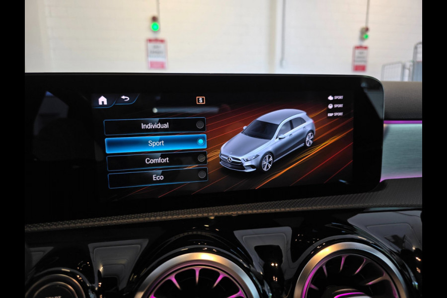 Mercedes-Benz A-Klasse NAP !! / PANO / SFEER / BURMESTER / KEYLESS / CARPLAY / CAMERA / MEMORY / ALCANTARA / FLIPPERS / 19 INCH !