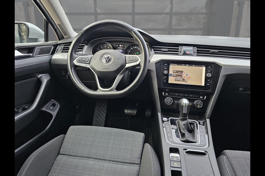 Volkswagen Passat Variant 1.5 TSI 150PK Comfort Business Automaat | LED | Navi | Trekhaak |  ACC | App-connect | Lane Assist | PDC |