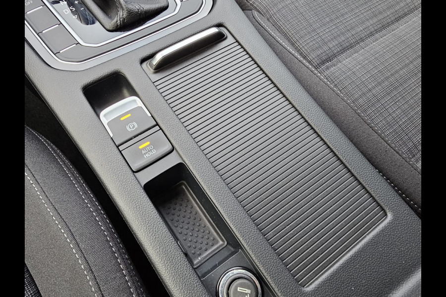 Volkswagen Passat Variant 1.5 TSI 150PK Comfort Business Automaat | LED | Navi | Trekhaak |  ACC | App-connect | Lane Assist | PDC |