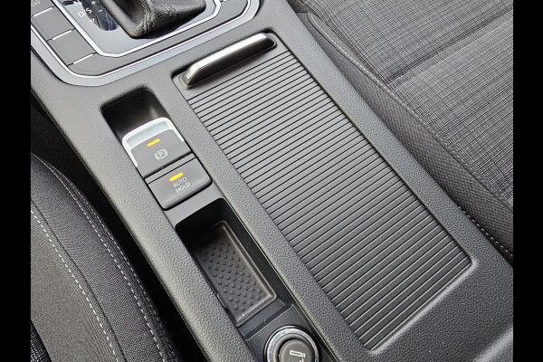 Volkswagen Passat Variant 1.5 TSI 150PK Comfort Business Automaat | LED | Navi | Trekhaak |  ACC | App-connect | Lane Assist | PDC |