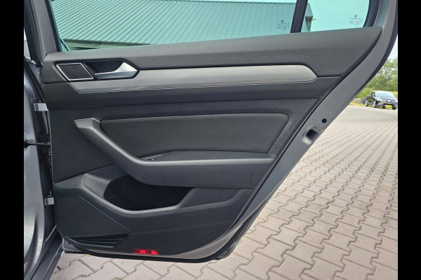 Volkswagen Passat Variant 1.5 TSI 150PK Comfort Business Automaat | LED | Navi | Trekhaak |  ACC | App-connect | Lane Assist | PDC |