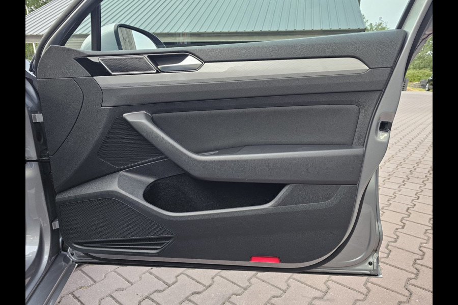 Volkswagen Passat Variant 1.5 TSI 150PK Comfort Business Automaat | LED | Navi | Trekhaak |  ACC | App-connect | Lane Assist | PDC |