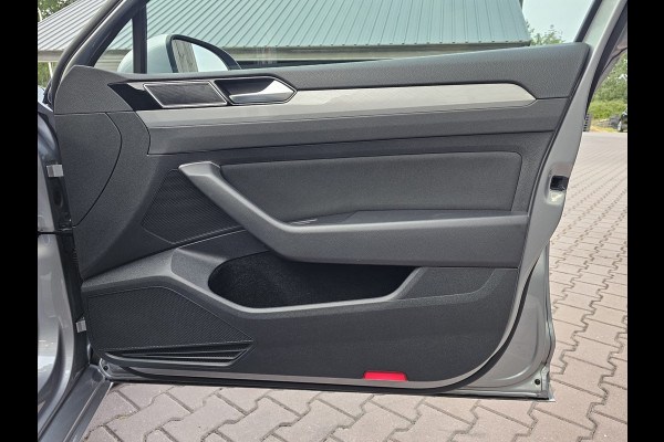 Volkswagen Passat Variant 1.5 TSI 150PK Comfort Business Automaat | LED | Navi | Trekhaak |  ACC | App-connect | Lane Assist | PDC |