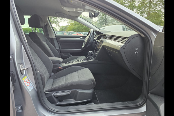Volkswagen Passat Variant 1.5 TSI 150PK Comfort Business Automaat | LED | Navi | Trekhaak |  ACC | App-connect | Lane Assist | PDC |