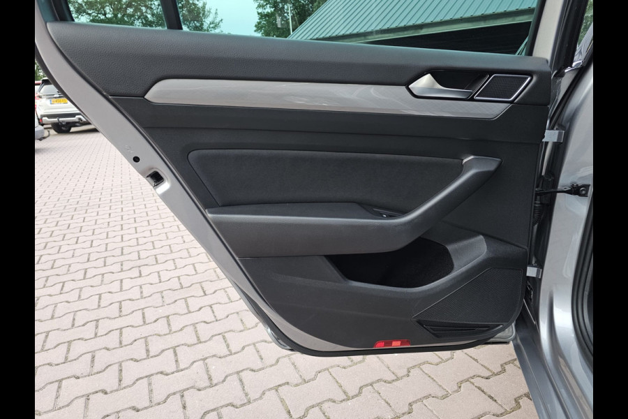 Volkswagen Passat Variant 1.5 TSI 150PK Comfort Business Automaat | LED | Navi | Trekhaak |  ACC | App-connect | Lane Assist | PDC |