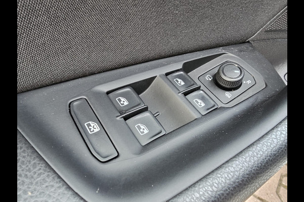 Volkswagen Passat Variant 1.5 TSI 150PK Comfort Business Automaat | LED | Navi | Trekhaak |  ACC | App-connect | Lane Assist | PDC |