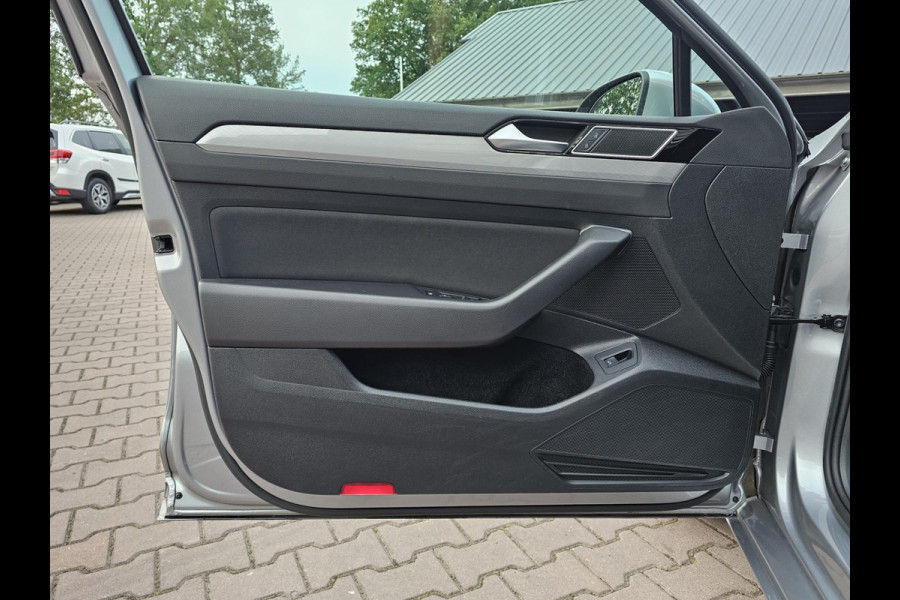 Volkswagen Passat Variant 1.5 TSI 150PK Comfort Business Automaat | LED | Navi | Trekhaak |  ACC | App-connect | Lane Assist | PDC |