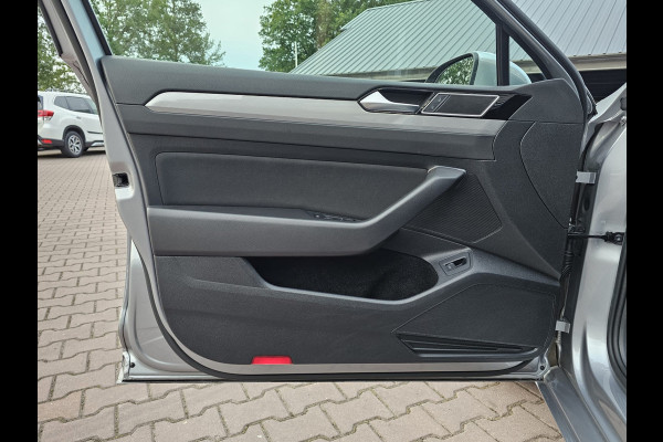 Volkswagen Passat Variant 1.5 TSI 150PK Comfort Business Automaat | LED | Navi | Trekhaak |  ACC | App-connect | Lane Assist | PDC |