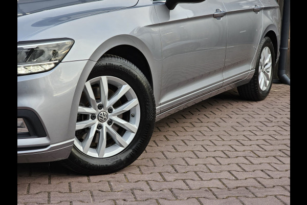 Volkswagen Passat Variant 1.5 TSI 150PK Comfort Business Automaat | LED | Navi | Trekhaak |  ACC | App-connect | Lane Assist | PDC |