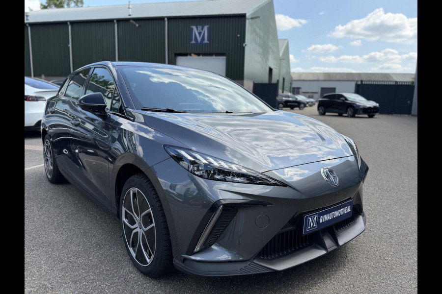 MG Mg4 electric Luxury 64 kWh | 360 CAMERA| 7 JAAR MG GARANTIE T/M 03-2031| ELEK. STOEL| DODE HOEK SENSOR| STOEL + STUURVERWARMING| ADAPTIVE CRUISE CONTROL | ALL-IN RIJKLAAR PRIJS |