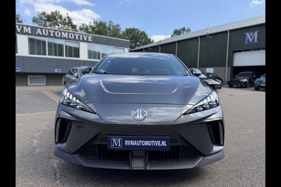 MG Mg4 electric Luxury 64 kWh | 360 CAMERA| 7 JAAR MG GARANTIE T/M 03-2031| ELEK. STOEL| DODE HOEK SENSOR| STOEL + STUURVERWARMING| ADAPTIVE CRUISE CONTROL | ALL-IN RIJKLAAR PRIJS |