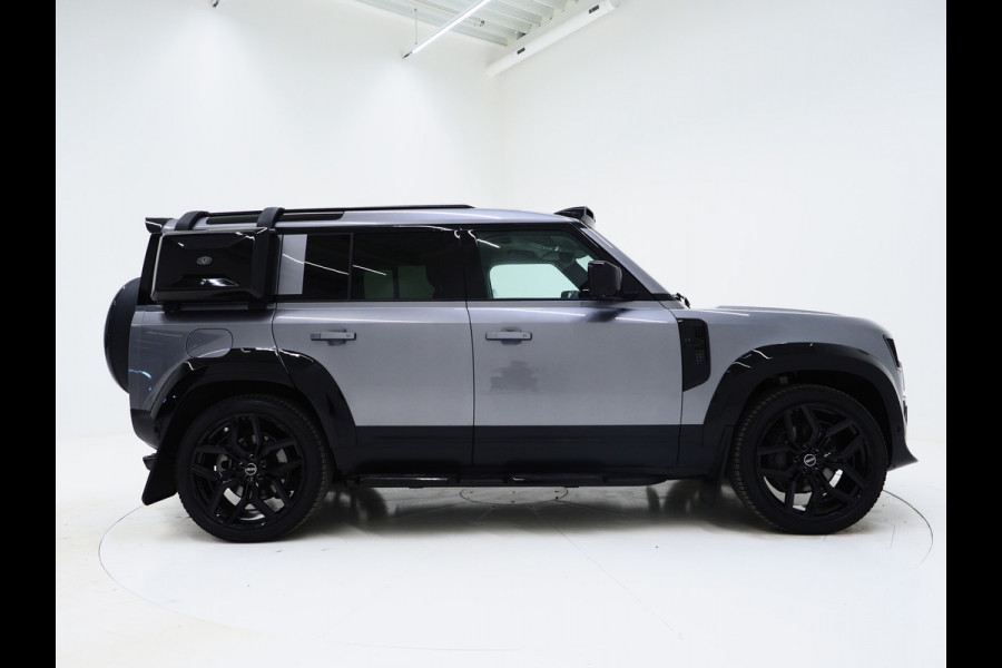 Land Rover Defender 110 2.0 P400e 110 Urban WideTrack Look | Panoramadak | Explorer Pack | Sidesteps | Lightbar | Trekhaak | Meridian
