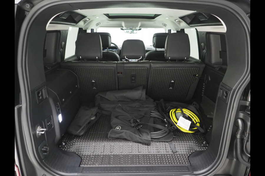 Land Rover Defender 110 2.0 P400e 110 Urban WideTrack Look | Panoramadak | Explorer Pack | Sidesteps | Lightbar | Trekhaak | Meridian