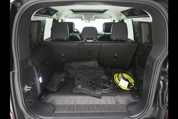 Land Rover Defender 110 2.0 P400e 110 Urban WideTrack Look | Panoramadak | Explorer Pack | Sidesteps | Lightbar | Trekhaak | Meridian