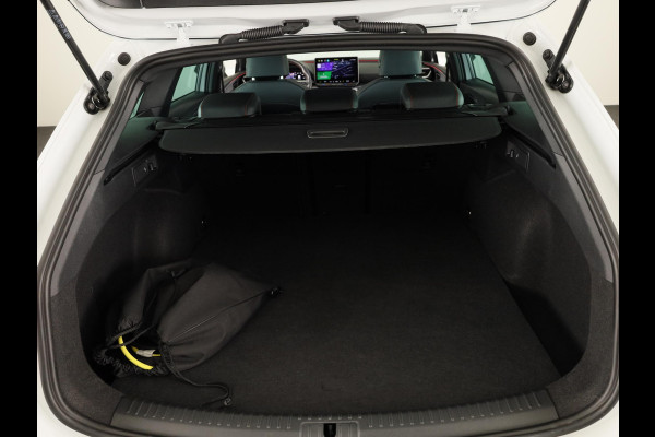 Seat Leon Sportstourer 1.5 TSI e-Hybrid FR PHEV First Edition 204 pk Automaat | Verlengde garantie | Navigatie | Parkeersensoren (Park assist) | Achteruitrijcamera | Adaptieve cruise control | Matrix LED koplampen |
