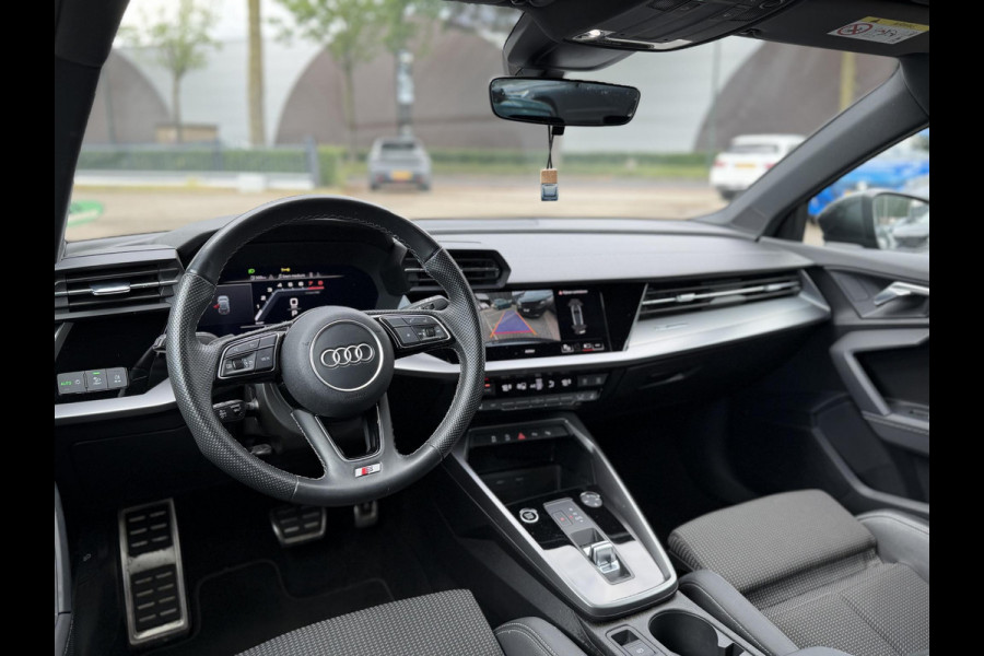 Audi A3 Sportback 35 TFSI S edition | 3X S-LINE IN & EXTERIEUR + ONDERSTEL | MILD-HYBRIDE  | NAVI + CARPLAY | STOELVERWARMING | CAMERA | ALL SEASON BANDEN | FULL LED | RIJKLAAR MET 12 MND BOVAG GARANTIE |