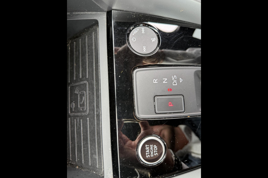 Audi A3 Sportback 35 TFSI S edition | 3X S-LINE IN & EXTERIEUR + ONDERSTEL | MILD-HYBRIDE  | NAVI + CARPLAY | STOELVERWARMING | CAMERA | ALL SEASON BANDEN | FULL LED | RIJKLAAR MET 12 MND BOVAG GARANTIE |