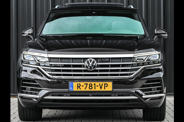 Volkswagen Touareg 3.0 TSi eHybrid 4MOTION | Panoramadak | Night Vision | Luchtvering | Massagestoelen + Ventilatie | Dynaudio | HUD | 360 Camera | Ambiance Interieur | Trekhaak | Soft Close | Stoelverwarming V+A |