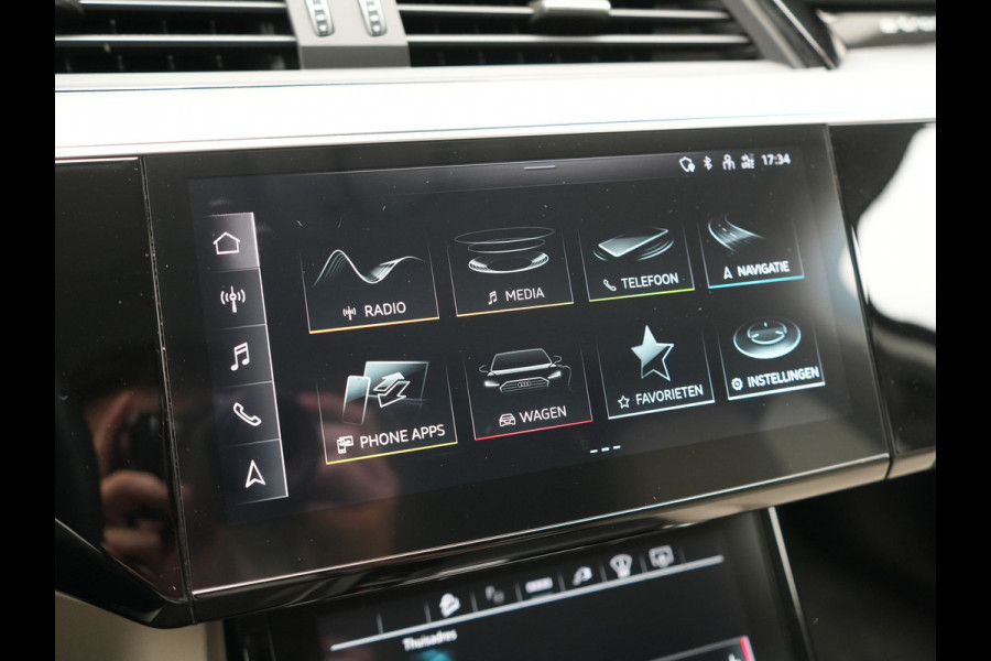 Audi Q8 e-tron 55 quattro S Line 114 kWh 408pk Dealer O.H | Trekhaak Afn. | Adaptive Cruise | Camera | Head Up | Matrix LED | Lederen Sportstoelen Memory & Ventilatie | Apple Carplay | Virtual | Stoelverwarming | Navigatie | DAB | 20"L.M |