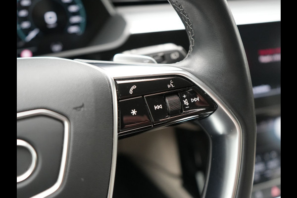 Audi Q8 e-tron 55 quattro S Line 114 kWh 408pk Dealer O.H | Trekhaak Afn. | Adaptive Cruise | Camera | Head Up | Matrix LED | Lederen Sportstoelen Memory & Ventilatie | Apple Carplay | Virtual | Stoelverwarming | Navigatie | DAB | 20"L.M |