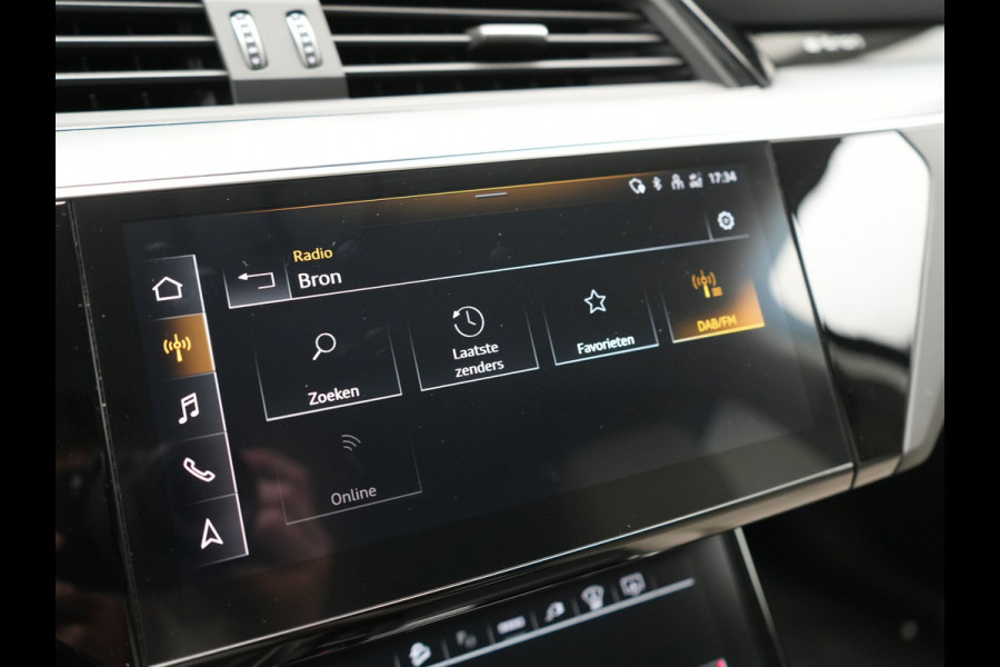 Audi Q8 e-tron 55 quattro S Line 114 kWh 408pk Dealer O.H | Trekhaak Afn. | Adaptive Cruise | Camera | Head Up | Matrix LED | Lederen Sportstoelen Memory & Ventilatie | Apple Carplay | Virtual | Stoelverwarming | Navigatie | DAB | 20"L.M |