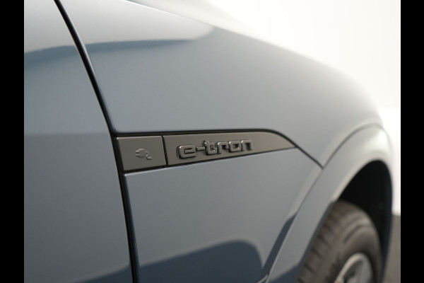 Audi Q8 e-tron 55 quattro S Line 114 kWh 408pk Dealer O.H | Trekhaak Afn. | Adaptive Cruise | Camera | Head Up | Matrix LED | Lederen Sportstoelen Memory & Ventilatie | Apple Carplay | Virtual | Stoelverwarming | Navigatie | DAB | 20"L.M |