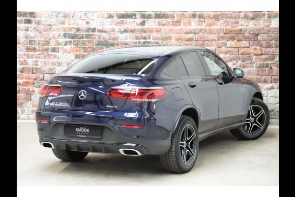 Mercedes-Benz GLC Coupé 300e 4MATIC AMG-Line Automaat / Burmester / Nightpakket / Rijassistentiepakket Plus / Sportonderstel / Stoelverwaming / Achteruitrijcamera / Elektrischverstelbare stoelen / LED / Navigatiesysteem / Leder