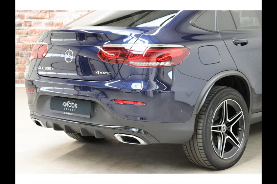 Mercedes-Benz GLC Coupé 300e 4MATIC AMG-Line Automaat / Burmester / Nightpakket / Rijassistentiepakket Plus / Sportonderstel / Stoelverwaming / Achteruitrijcamera / Elektrischverstelbare stoelen / LED / Navigatiesysteem / Leder