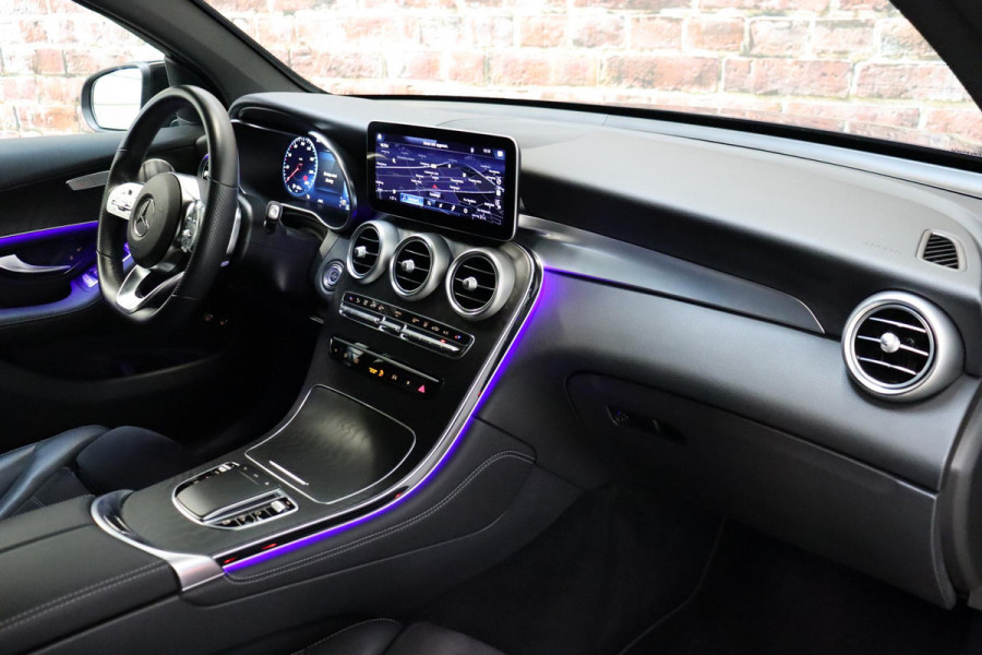 Mercedes-Benz GLC Coupé 300e 4MATIC AMG-Line Automaat / Burmester / Nightpakket / Rijassistentiepakket Plus / Sportonderstel / Stoelverwaming / Achteruitrijcamera / Elektrischverstelbare stoelen / LED / Navigatiesysteem / Leder