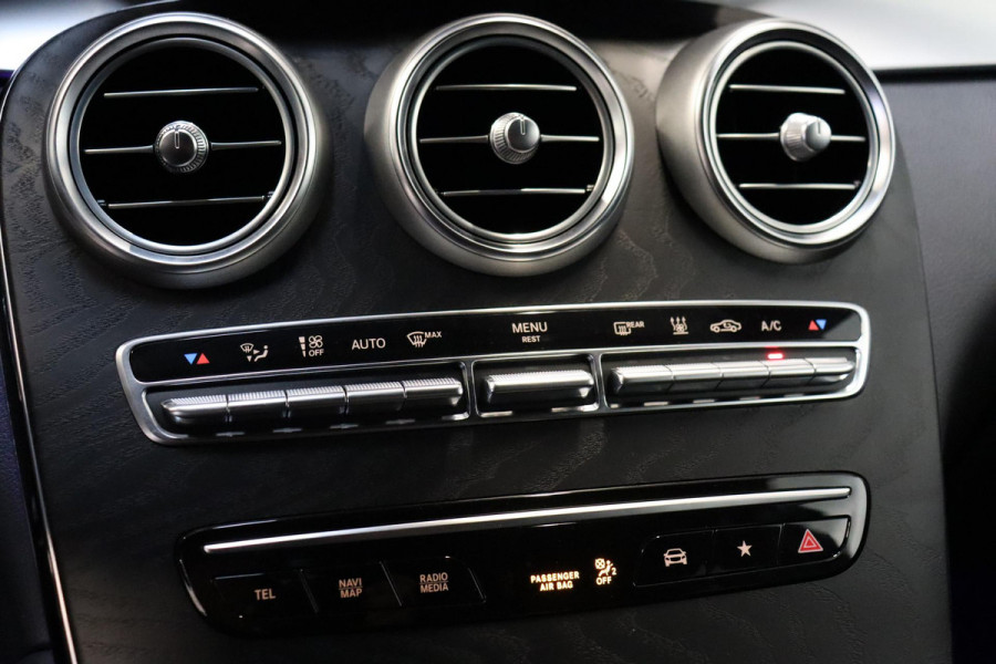 Mercedes-Benz GLC Coupé 300e 4MATIC AMG-Line Automaat / Burmester / Nightpakket / Rijassistentiepakket Plus / Sportonderstel / Stoelverwaming / Achteruitrijcamera / Elektrischverstelbare stoelen / LED / Navigatiesysteem / Leder