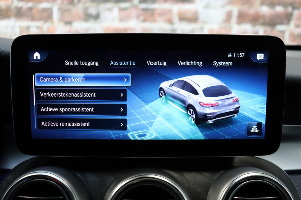Mercedes-Benz GLC Coupé 300e 4MATIC AMG-Line Automaat / Burmester / Nightpakket / Rijassistentiepakket Plus / Sportonderstel / Stoelverwaming / Achteruitrijcamera / Elektrischverstelbare stoelen / LED / Navigatiesysteem / Leder