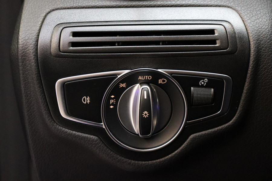 Mercedes-Benz GLC Coupé 300e 4MATIC AMG-Line Automaat / Burmester / Nightpakket / Rijassistentiepakket Plus / Sportonderstel / Stoelverwaming / Achteruitrijcamera / Elektrischverstelbare stoelen / LED / Navigatiesysteem / Leder
