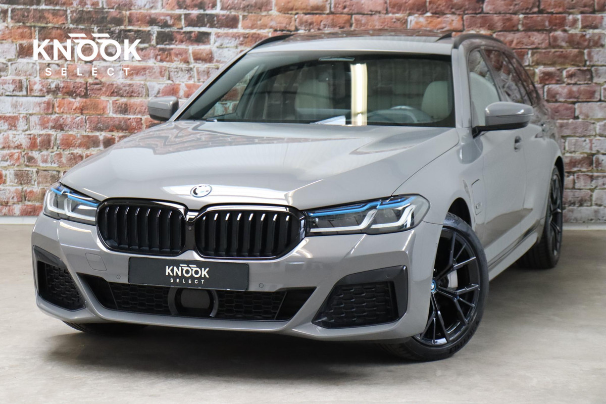BMW 5 Serie Touring 530e xDrive High Executive M Sport Pakket Automaat / Live Cockpit Professional / Driving Assistant Professional / Laserlicht / Panoramadak / Trekhaak / Stuurwielverwarming / Ambiance Verlichting / Stoelverwarming voor+achter / Head-Up Display / DAB / Hifi / Sportstoelen
