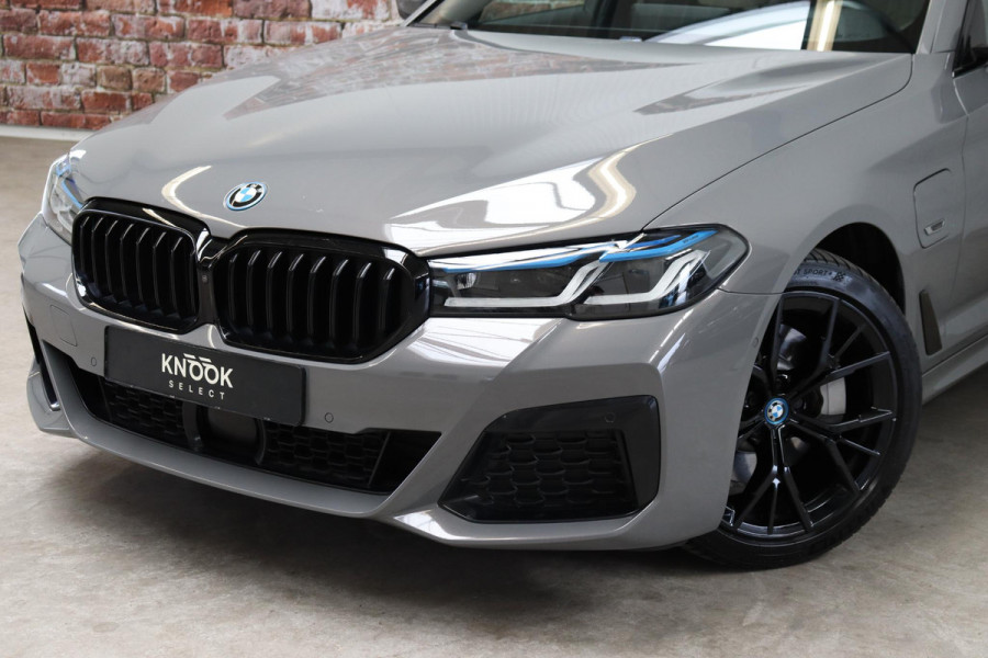 BMW 5 Serie Touring 530e xDrive High Executive M Sport Pakket Automaat / Live Cockpit Professional / Driving Assistant Professional / Laserlicht / Panoramadak / Trekhaak / Stuurwielverwarming / Ambiance Verlichting / Stoelverwarming voor+achter / Head-Up Display / DAB / Hifi / Sportstoelen